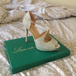 Sparkly, silver cross strap open-toe pumps